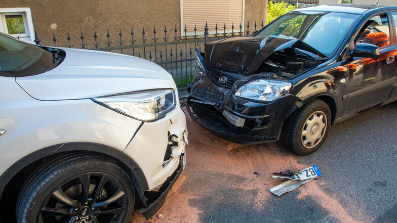 Ein Kia hat am Freitagabend in Großharthau zwei parkende Autos stark beschädigt.