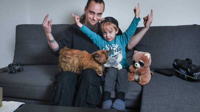 „Jetzt sind wir ein Team“: Giacomo Lehmann und Söhnchen Mino rocken das Sofa.
