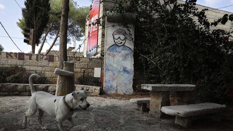 Israel, Ein Hod: Ein Teil der Berliner Mauer steht vor dem Janco-Dada-Museum im Norden Israels.