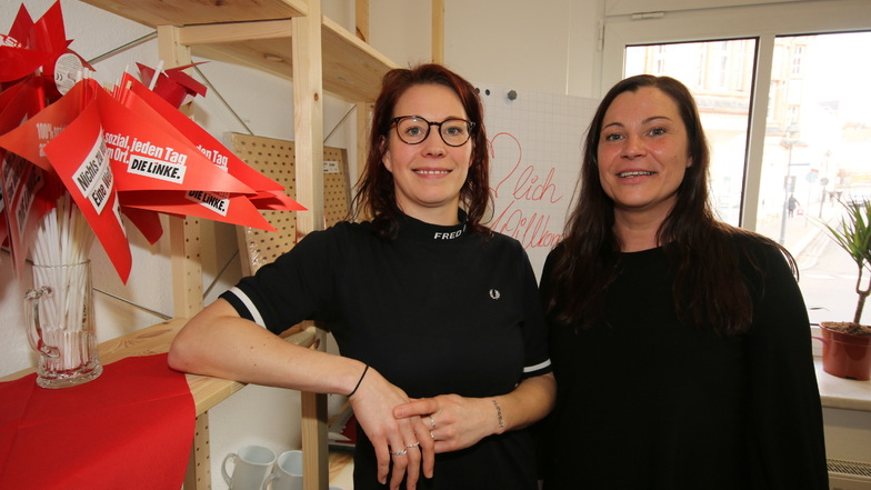 Marika Tändler-Walenta (links) von den Linken mit Mitarbeiterin Kati Voigt. Die Mittelsächsischen Linken schreiben einen Frauenpreis aus.