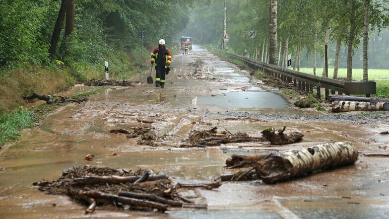 Sinnbild für das jüngste Unwetter: Geröll und Schlammmassen haben den Einsatzkräften im Lockwitzgrund bei Kreischa über Stunden hinweg alle Kraft abverlangt.