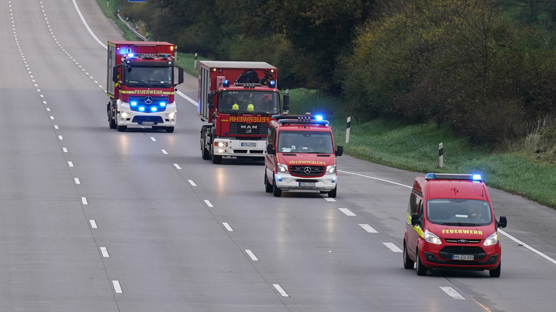Mehrere Feuerwehrfahrzeuge sind in der Nacht von Mittwoch auf Donnerstag auf die A9 bei Coswig (Anhalt) ausgerückt. Dort brannte ein Transporter mit Sattelzugmaschinen.