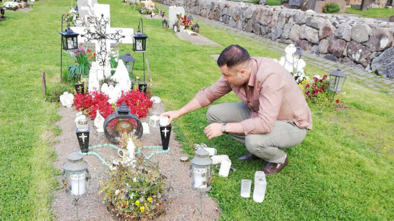 Alan Shamoun am Grab seiner Mutter in Stockholm. Er glaubt, Schwedens Gesundheitssystem sei mitschuldig an ihrem Tod.