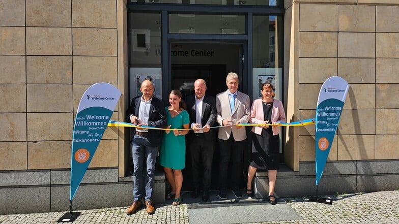 Zur Eröffnung dabei: Landrat Stephan Meyer, IHK-Mitarbeiterin Katharina Domschke, Hochschul-Kanzler Christoph Duscha, Zittaus OB-Stellvertreter Andreas Mannschott und Kreis-Wirtschaftsförderin Antje Klose.