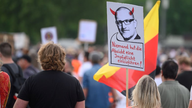 In Deutschland demonstrieren zunehmend Menschen gegen die Corona-Beschränkungen und für Grundrechte wie Versammlungsfreiheit und Glaubensfreiheit.
