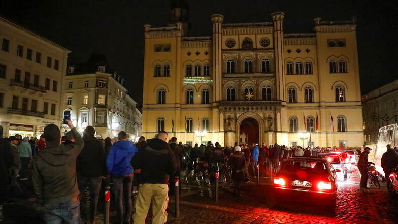 Bei der Aktion "Licht aus" wurden unter anderem die Lampen des Zittauer Rathauses und der Musikschule am Markt während der Proteste gegen die staatlichen Anti-Corona-Maßnahmen ausgeschaltet.