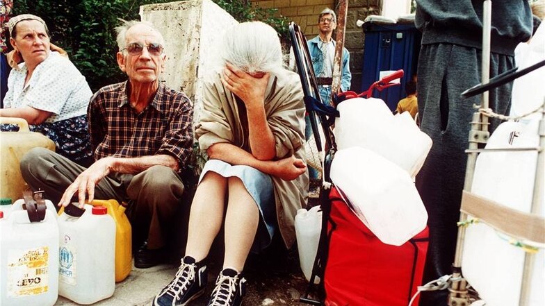 Eine Frau bricht am 11. Juli 1993 an einer Wasserausgabestelle in Sarajevo in Tränen aus, als sie nach stundenlangem Warten erfährt, das es kein Trinkwasser gibt.
