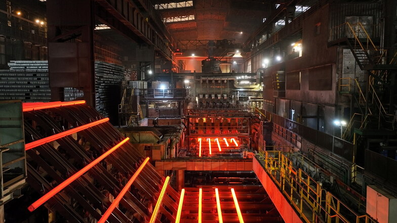 Einblicke in die Stahlproduktion in Riesa. In den kommenden Jahren soll die produzierte Menge noch einmal deutlich steigen.