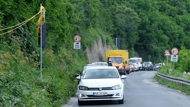 Geduld ist am Plossen schon länger gefragt, nun werden für zwei Tage die Schaltzeiten der Ampel noch einmal verlängert.