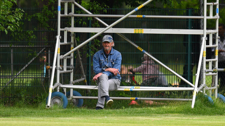 Ralf Minge als stiller Beobachter beim Training der Dynamo-Profis im Großen Garten. Der Vertrag des Sportgeschäftsführers wird nicht verlängert. Wie geht es jetzt weiter?