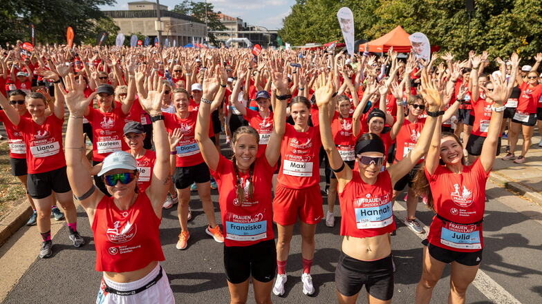 Die Hände zum Himmel: Knapp 1.600 Frauen starteten am Samstag in der Dresdner Innenstadt zu einem Lauf an der Elbe entlang.