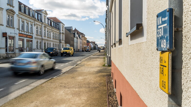 Hinweisschilder für Gas und Wasser an einem Haus an der Langen Straße: Ab Mai wollen Stadtwerke und Wasserversorgung an der wichtigen Verkehrsader Leitungen austauschen lassen.