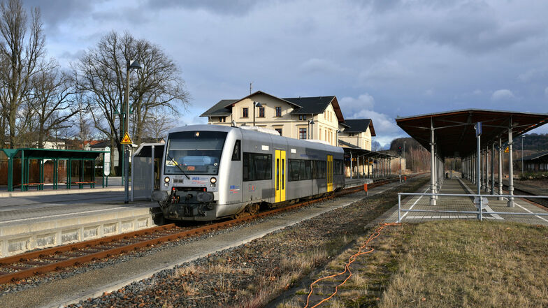 Triebwagen am Bahnhof Neustadt: Richtung Sebnitz fahren Busse weiter.
