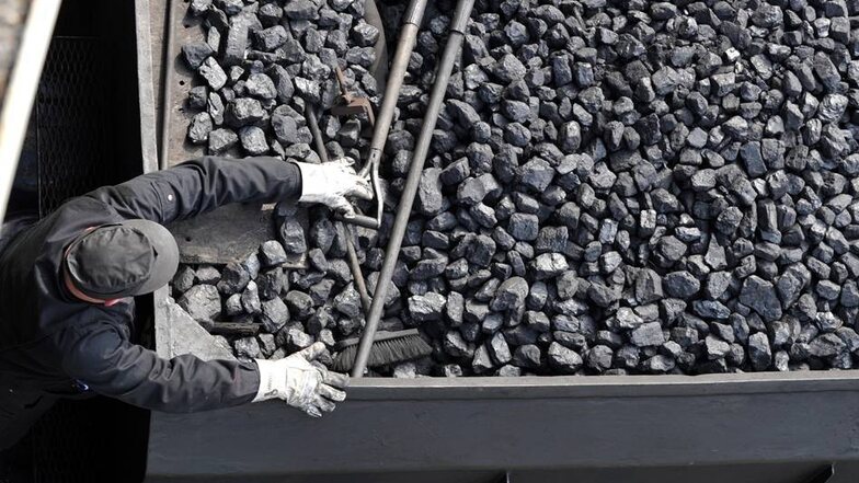 Jede Menge Kohle ist nötig, damit die alten Loks ins Rollen kommen.