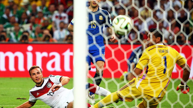 Mario Götze erzielte im WM-Finale 2014 das entscheidende Tor für Deutschland. Fußballfans können ihm das nun an der Ostsee nachmachen und den Ball in das originale WM-Tor von Rio donnern.