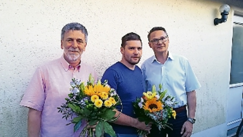 Bernd Handschack (links) wurde erneut zum Ortsvorsteher von Gleisberg gewählt, René Seltmann (Mitte) zu seinem Stellvertreter. Bürgermeister Veit Lindner gratuliert.