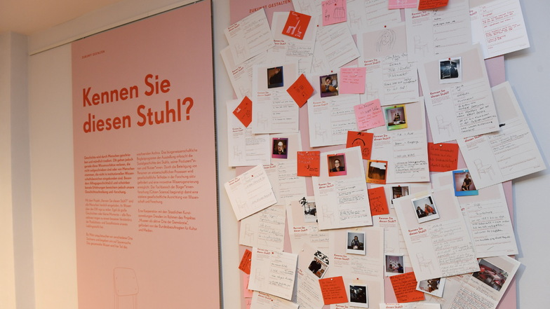 Erinnerungen von einstigen und heutigen Nutzern des DDR-Küchenstuhls - gepinnt an eine Wand im Rabenauer Stuhlbaumuseum.