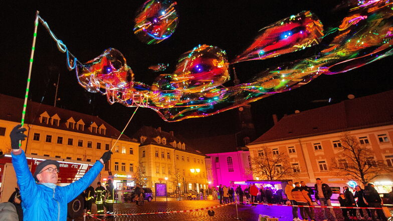 Da braucht es kein Feuerwerk: Mit seiner Riesenseifenblasen-Show gehörte Thomas Müller aus Dresden zu den Akteuren, die die Einkaufsnacht zu einem unvergesslichen Erlebnis werden ließen.