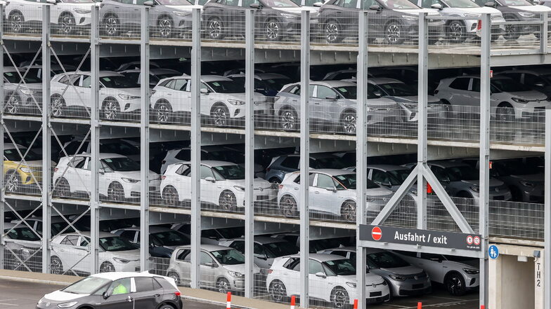 Ein Volkswagen ID.3 verlässt in Zwickau zur Auslieferung ein Parkhaus mit weiteren Neuwagen. Im Zwickauer Volkswagen-Werk sollen bald noch mehr Elektroautos vom Band rollen.
