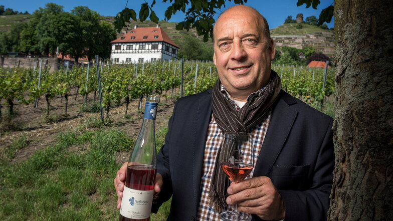 Vor ein paar Jahren setzte sich Jörg Hahn gegen 40
Bewerber durch und wurde Geschäftsführer
der Weingut Hoflößnitz
GmbH und der Stiftung
Hoflößnitz. Er stammt aus Jena, lebt seit 1980
in Dresden.