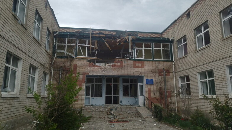 Zerstörte Kindertagesstätte im Ort Kosatzke. Dieses Haus war einmal die Arbeitsstelle der Vorschulerzieherin Anastasiia Matchyshyn.