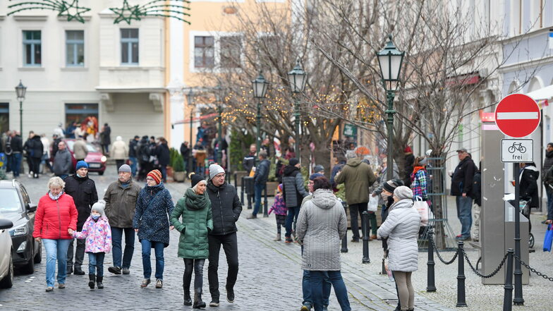 Der Wichteltag in abgespeckter Form, zu dem Händler eingeladen hatten, lockte am Sonntag zahlreiche Besucher in die Löbauer Innenstadt.
