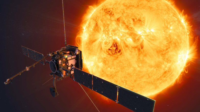 Auf dem Weg zum Zentrum des Sonnensystems: Die im Februar in den USA gestartete Raumsonde "Solar Orbiter" (künstlerische Darstellung) hat ihre zehn wissenschaftlichen Instrumente an Bord in Betrieb genommen und erste Bilder von der Sonne gemacht.