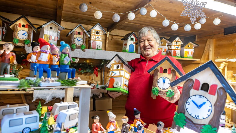 Aribert Franz hat auf dem Döbelner Weihnachtsmarkt seine Räuchermänner, Weihnachtspyramiden und Nistkästen angeboten. Das alles stellt der 70-Jährige selbst in seiner Werkstatt her.