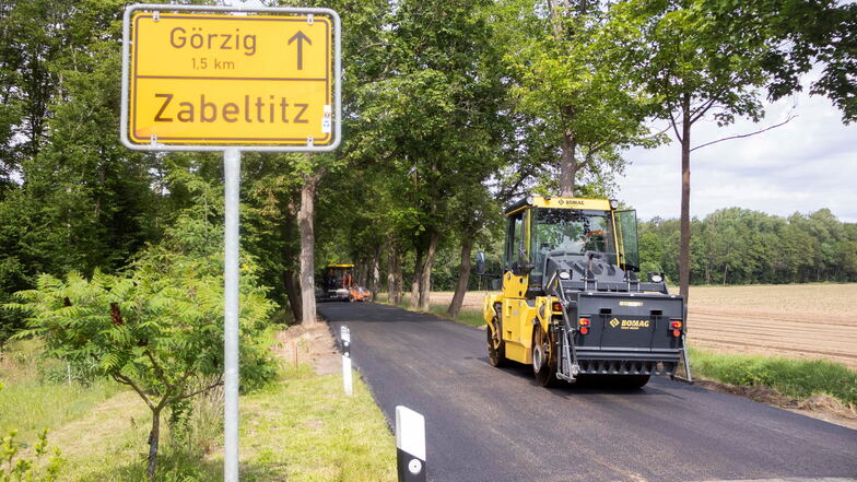 Die Wülknitzer Straßenbaufirma asphaltiert die Kreisstraße zwischen Zabeltitz und Görzig - just in der Zeit, wo hier die Spielleute oft entlangfahren müssen.