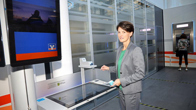 Anja Böhmert von der Volksbank Riesa zeigt das neue Terminal in der Zentrale an der Hauptstraße.