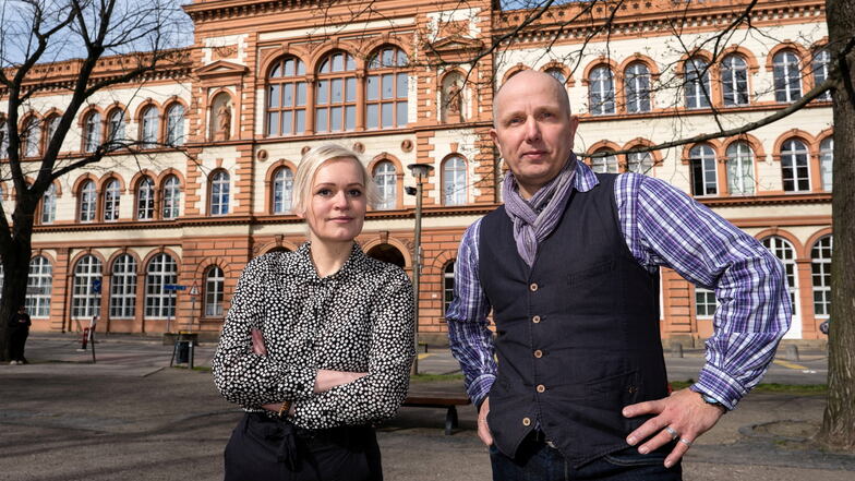 Thomas Warkus und Lehrerin Sylvia Wackernagel vor der Oberschule Innenstadt. Erleichterung bei Ihnen: Sie bekommen Verstärkung.