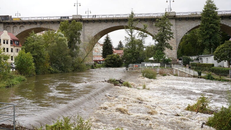 Reichlich Wasser führte die Spree in Bautzen am Sonnabendmittag, der Pegel blieb aber knapp unter der Alarmstufe 2. Am Montag sind die Pegel aber wieder leicht gestiegen.