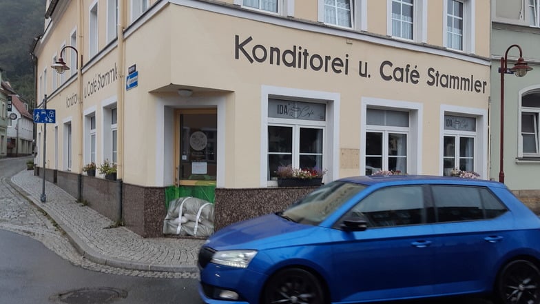 Auch die Marktanlieger in Bad Schandau haben sich bereits verbarrikadiert. Sie haben noch gut die Hochwasser von 2002 und 2013 in Erinnerung.