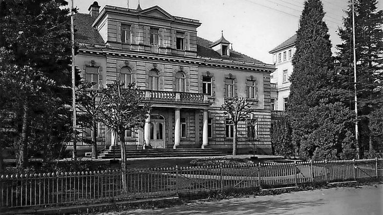 Historische Ansicht der Haebler-Villa in Großschönau. Überliefert ist auch eine andere Schreibweise des Namens: Der Chronist Friedrich August Czischkowsky verwies darauf, dass „Häbler“ die ursprüngliche Schreibweise sei.