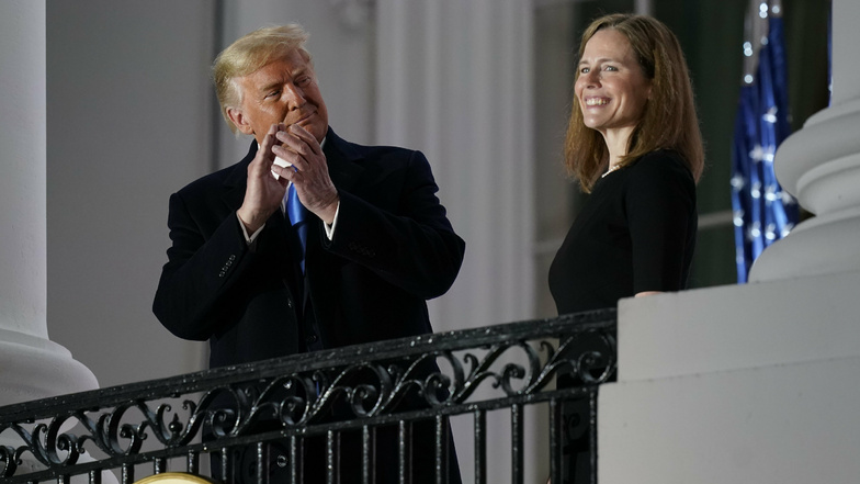 Barrett ließ sich nach ihrer Vereidigung mit Trump auf dem Balkon der Präsidentenresidenz fotografieren.
