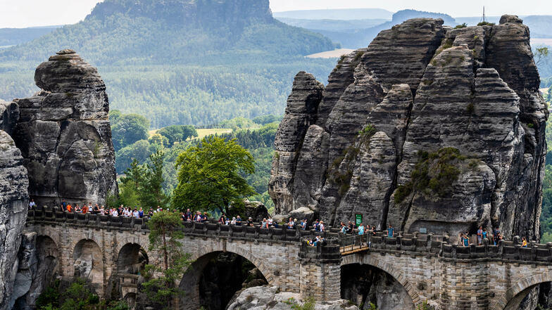 Basteibrücke, im Hintergrund der Lilienstein: Wie viele Gäste genau in der Sächsischen Schweiz unterwegs sind, kann nur geschätzt werden.
