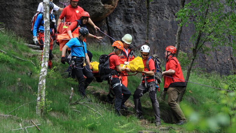 Die Mitglieder der Bergwacht bei einer Rettungsübung in Oybin.