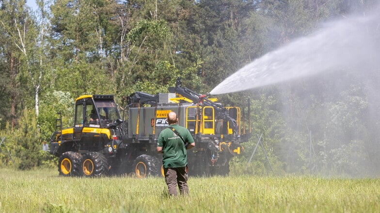 Die kürzlich vom Sachsenforst vorgestellte Forstmaschine mit 10.000-Liter-Tank wird bei der Waldbrandübung zum Einsatz kommen.