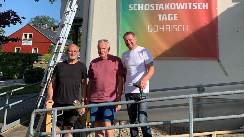 Vier Männer mit Handwerkszeug und einer auf dem Plakat: Uwe Kunze, Lutz Ryback, Peter Kochan (v.l.) - und Dmitri Schostakowitsch.