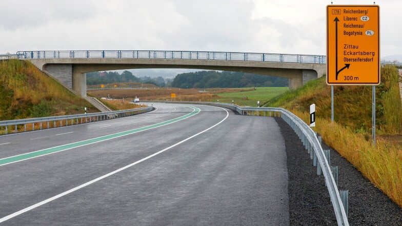 Ein Blick über die neue B178 in Richtung Zittau. Auf diesem, vom Auftragnehmer Eiffage bereits fertiggestellten Teilstück wurde die Strecke schon markiert. Bis sie komplett freigegeben werden kann, wird es noch bis Mai 2025 dauern.