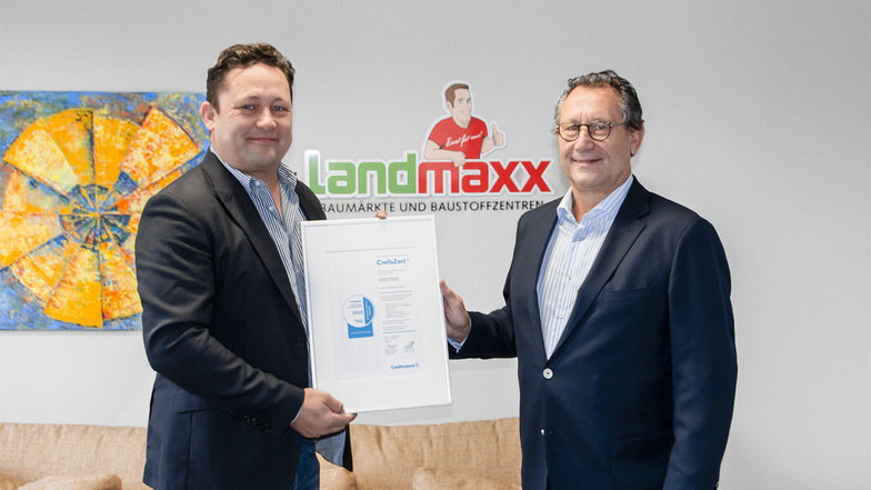LandMAXX-Inhaber Stephan (r.) und Marcus Namokel bei der  bei der feierlichen Übergabe des „CrefoZert“-Zertifikates.