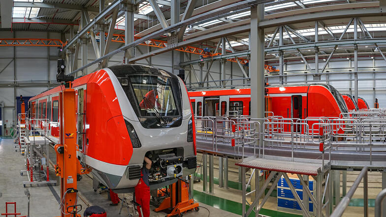 In der Montagehalle des Bautzener Bombardier-Werkes bauen Mitarbeiter an neuen Zügen. Mehr Geld als ihre Görlitzer Kollegen bekommen sie aber nicht.