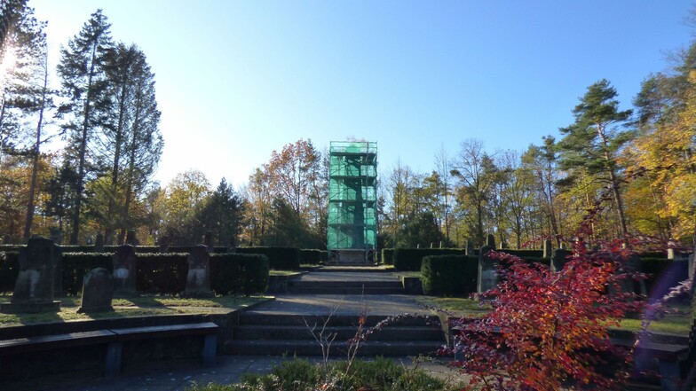 Eingehüllt und eingerüstet: Der Obelisk ist 16 Meter hoch und steht symbolisch für die Kriegsgräberstätte.