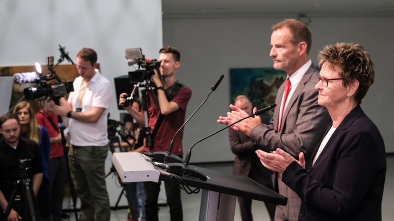 Sabine Zimmermann (BSW), Spitzenkandidatin in Sachsen, und Vorsitzender Jörg Scheibe applaudieren nach der Verkündung der ersten Hochrechnungen.