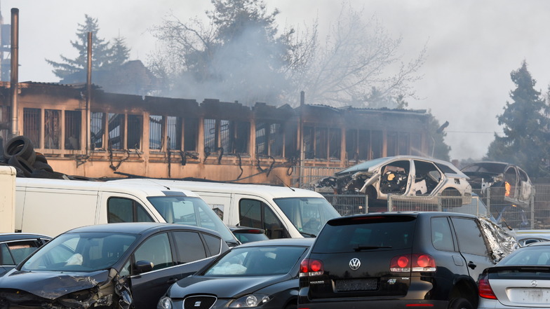 Nach Angaben der Feuerwehr stand bei Ankunft der Retter bereits die komplette Halle in Brand.
