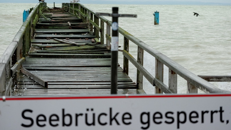 Die ohnehin baufällige Seebrücke in Sassnitz wurde von den Wellen stark beschädigt.