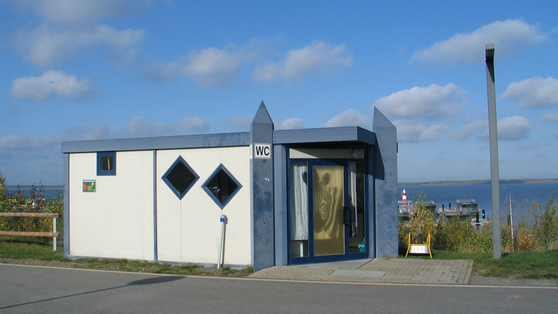 Der Toilettencontainer am Klittener Ufer des Bärwalder Sees könnte schon bald der Stadt Bautzen gehören - aber sie will ihn nicht.
