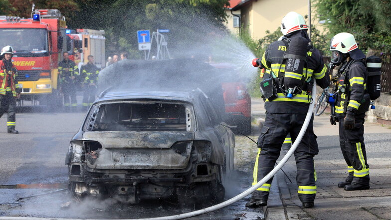 Audi A4 brennt in Pirna-Copitz komplett aus
