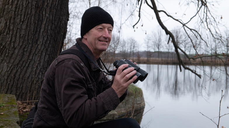 Naturschutzgebiete in der Region müssen erweitert werden: Volker Wilhelms vom Nabu-Regionalverband „Großenhainer Pflege“ bei der Vogelbeobachtung im Zschornaer Teichgebiet.