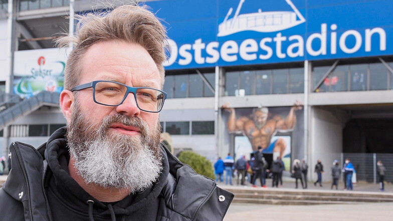 Oberbürgermeister Claus Ruhe Madsen (parteilos) steht vor dem Ostseestadion.